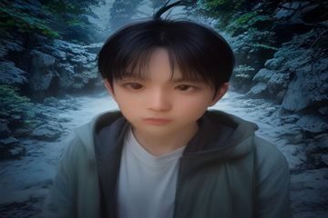 一位用户在手机上快速滑动内容列表，画面模糊暗示信息过载，与米秀提倡的精选慢阅读形成对比