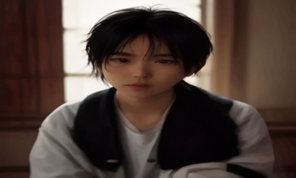 米秀内容团队成员在明亮的工作室内围桌讨论选题，桌上摆着笔记本和手写便签，氛围专注而热烈